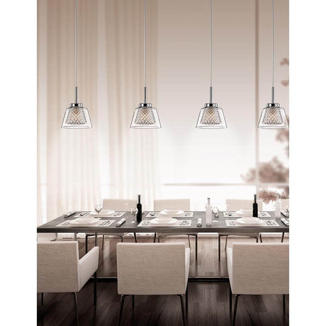 Boccale pendellampe oppheng glass over et elegant spisebord med stoler og dekorasjon.
