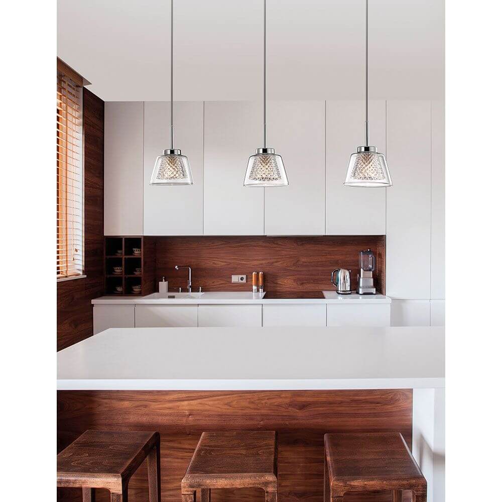 Boccale Glas-Hängeleuchte Klar, Chrom über einem modernen Küchentisch in einer eleganten Holzverkleidung.