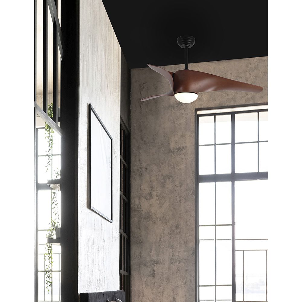Breeze LED Holz-Ventilator in Braun, modernesDesign für Esszimmer und Wohnzimmer, hochwertige Holz-und Stahl-Konstruktion.