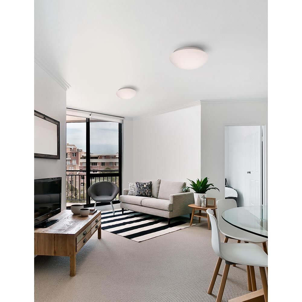 Brest Bad Deckenlampe Opal-Weiß in modernem Wohnzimmer mit Sofa und Tisch.