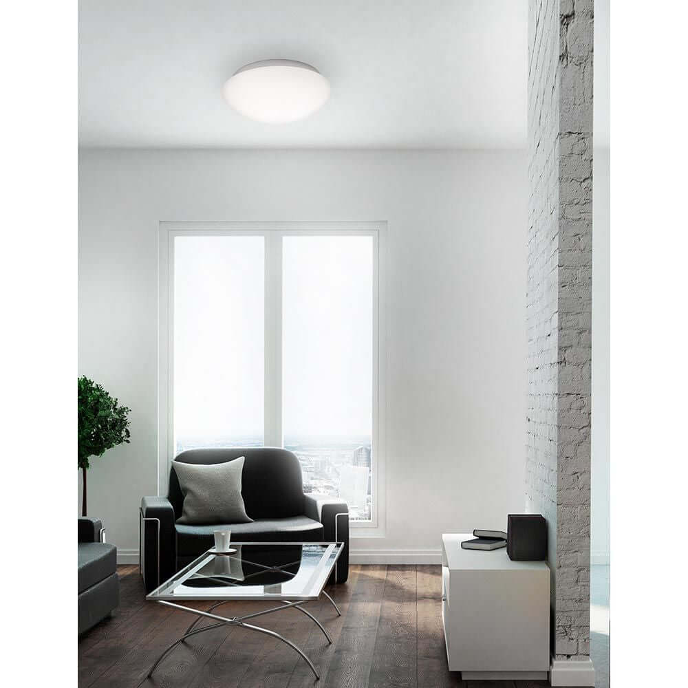 Brest Bad Deckenlampe Opal-Weiß in modernem Wohnzimmer mit großen Fenstern und stilvoller Einrichtung.