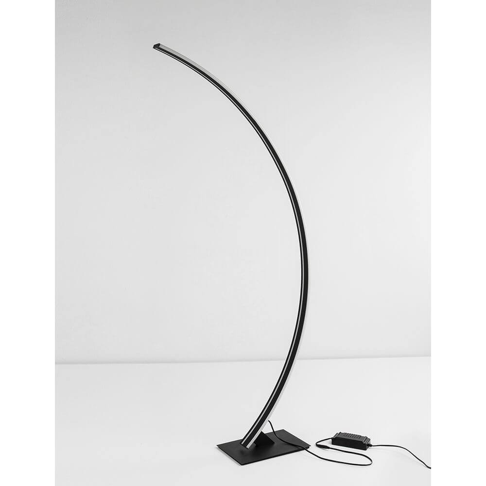 Breton LED Stehlampe 150cm in modernem Design aus schwarzem Aluminium und Acryl.