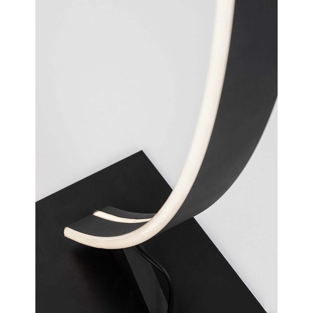 Detailansicht der Breton LED Stehlampe 150cm mit schwarzem Aluminium und integriertem LED Licht.