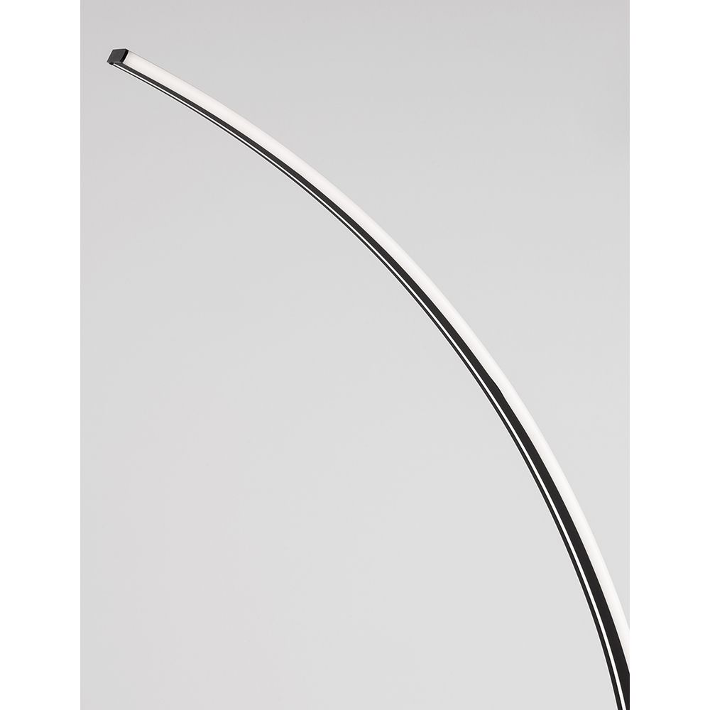 Breton LED Stehlampe mit elegantem gebogenem Design aus schwarzem Aluminium und Acryl.
