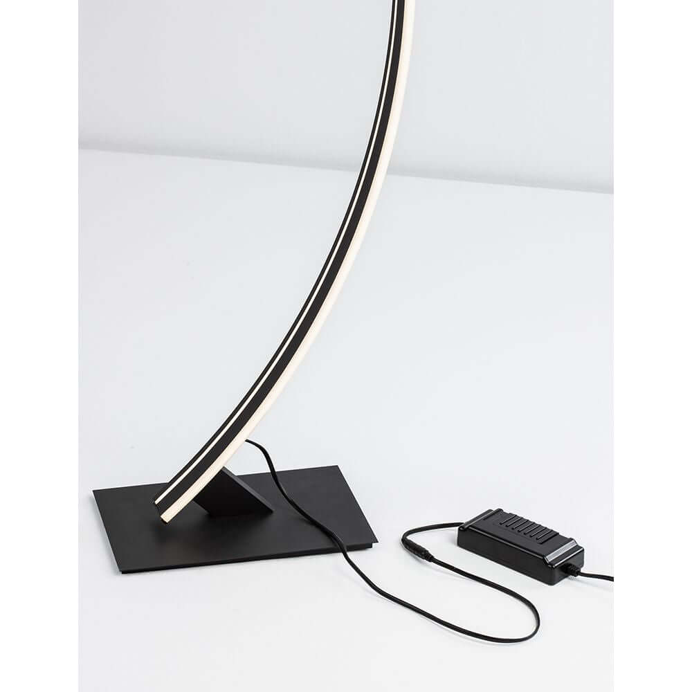 Breton LED Stehlampe 150cm mit schwarzem Aluminium und dimmablem Kabelschalter.