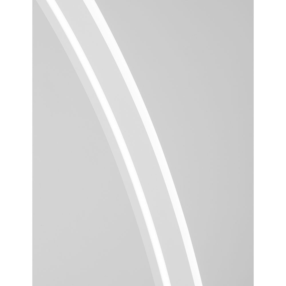 Detailaufnahme der Breton LED Stehlampe mit modernen Lichtlinien auf grauem Hintergrund.