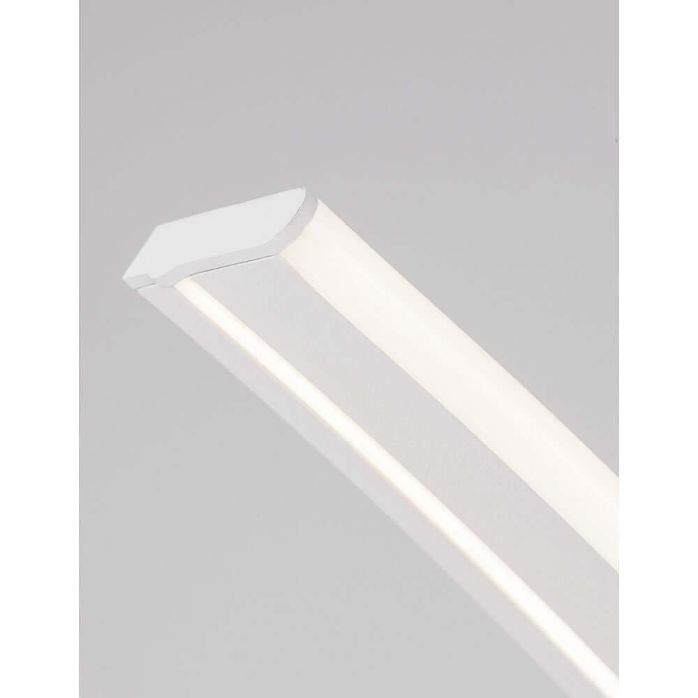 Breton LED Stehlampe 150cm mit modernem Design und integrierter LED-Beleuchtung.