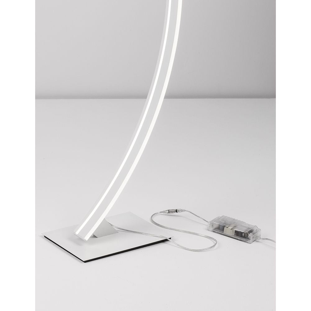 Moderne Breton LED Stehlampe mit schwarzem Aluminium, dimmbaren Kabel und eleganter Form.
