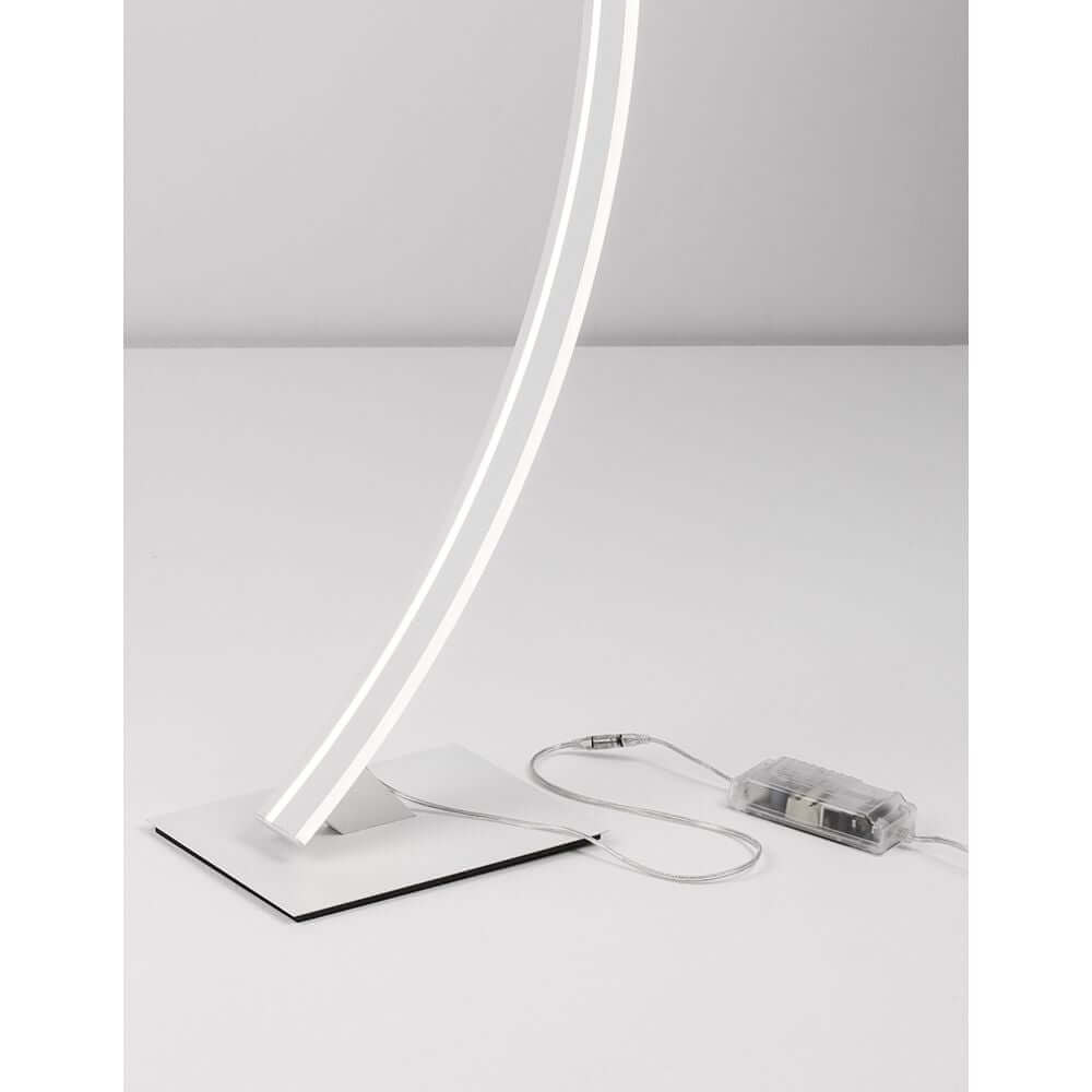 Breton LED Stehlampe 150cm in elegantem Design mit dimmbarer LED-Beleuchtung und Kabel.