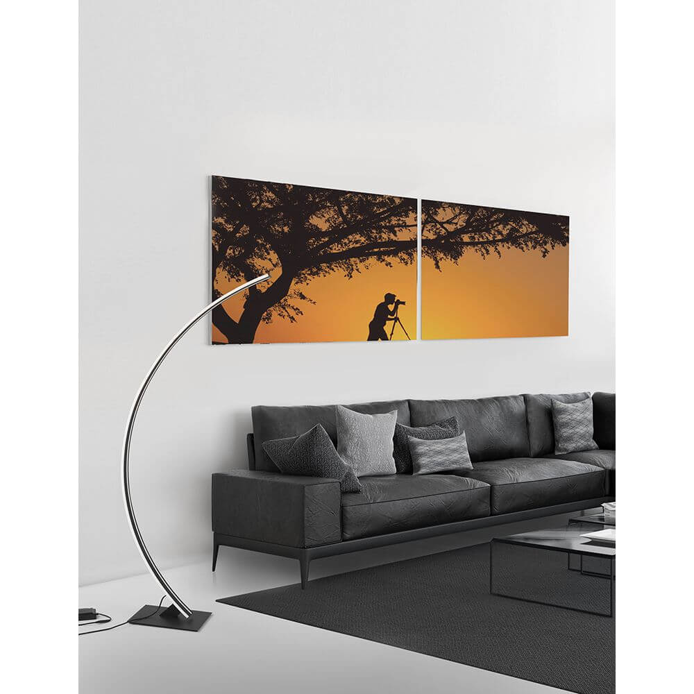 Breton LED Stehlampe 150cm neben einem modernen Wohnzimmer mit einem Sofa und einem Fotografie-Motiv an der Wand.