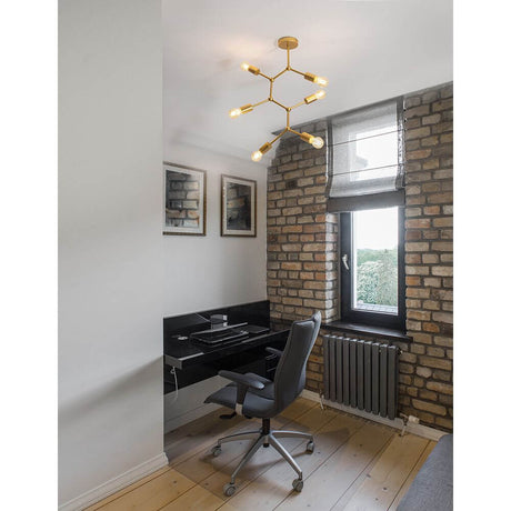 Plafonnier Calisto à 6 lumières en laiton au-dessus d'un bureau moderne dans une pièce élégante.