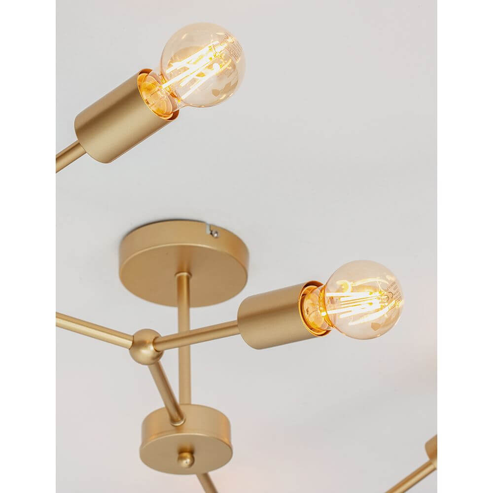Nahaufnahme der Calisto Deckenleuchte Metall 8-flg. Messing mit dekorativen Glühbirnen und modernem Design.
