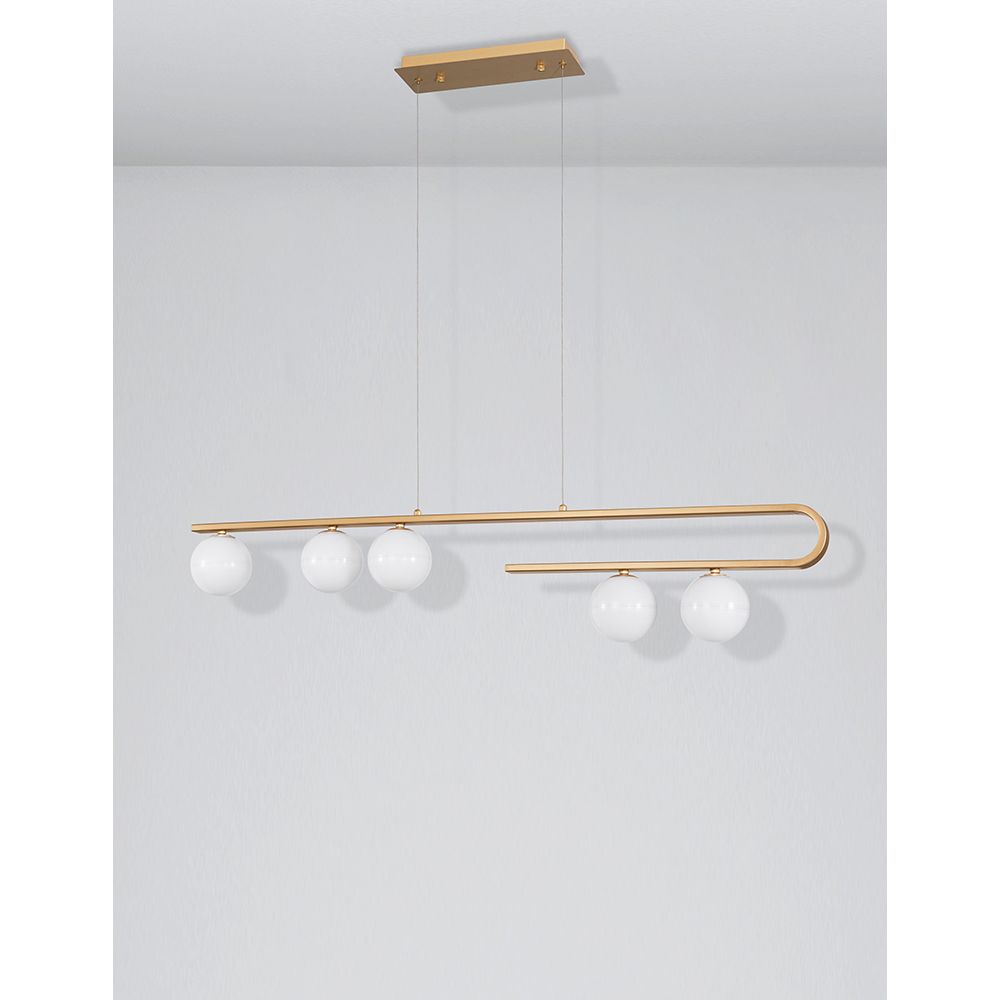 Elegante Cantona Hängelampe mit 5 Leuchten in Messingfarben und weißen Globen.