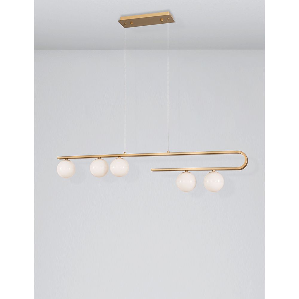 Cantona Hängelampe 5-flg. in Messingfarben mit weißen Glaskugeln, modernes Design für stilvolle Beleuchtung.