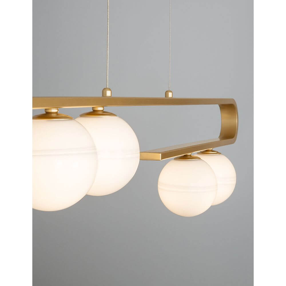 Cantona Hängelampe 5-flg. Messingfarben, Weiß mit eleganten, runden Glaskugeln und modernes Design.