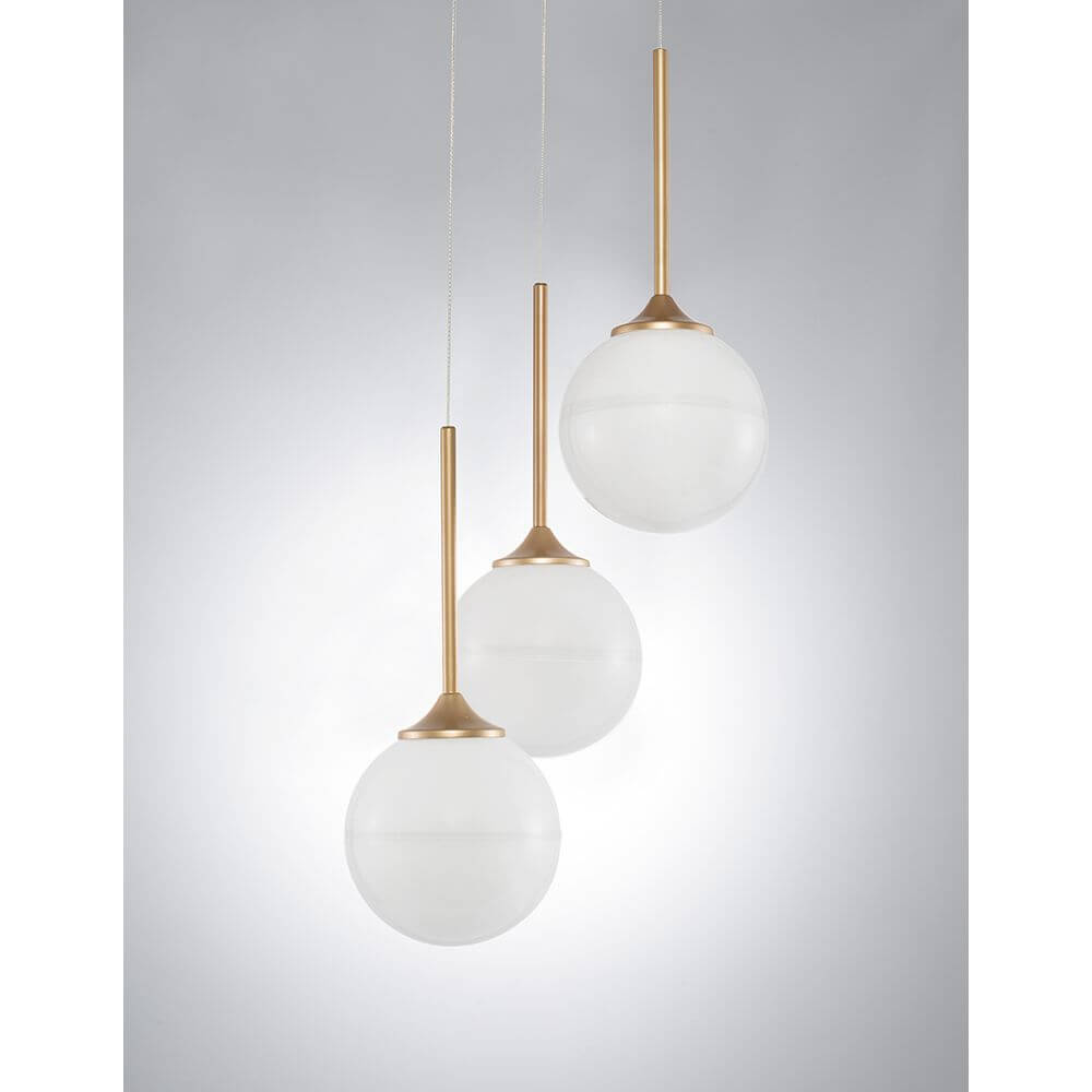 Cantona Pendelleuchte 3-flammig Messingfarben, Weiß mit drei milchig-weißen Glaskugeln und elegantem Design.