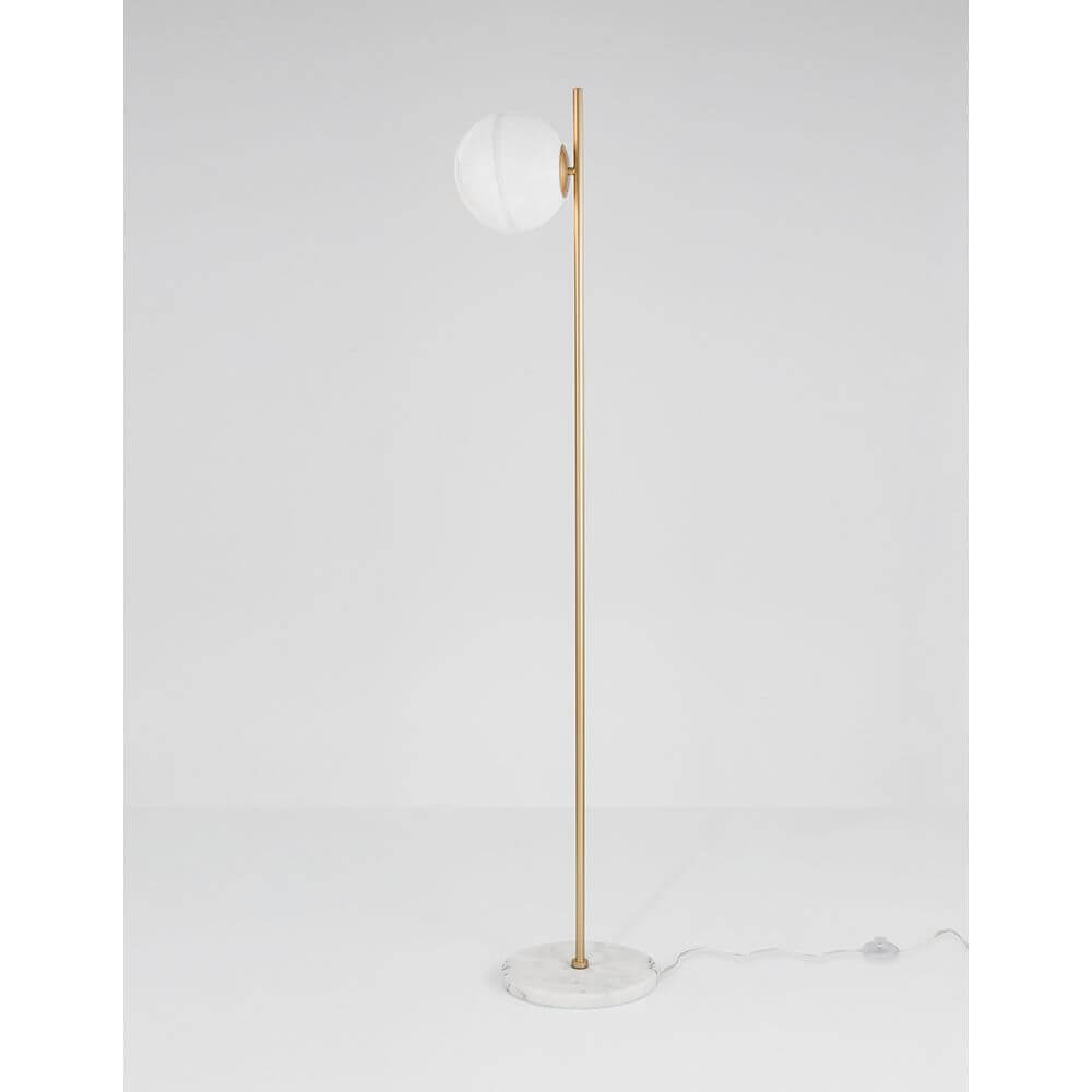 Cantona Stehlampe Marmor Messing, Gold in modernem Design mit weißer Glaskuppel und transparentem Kabel.