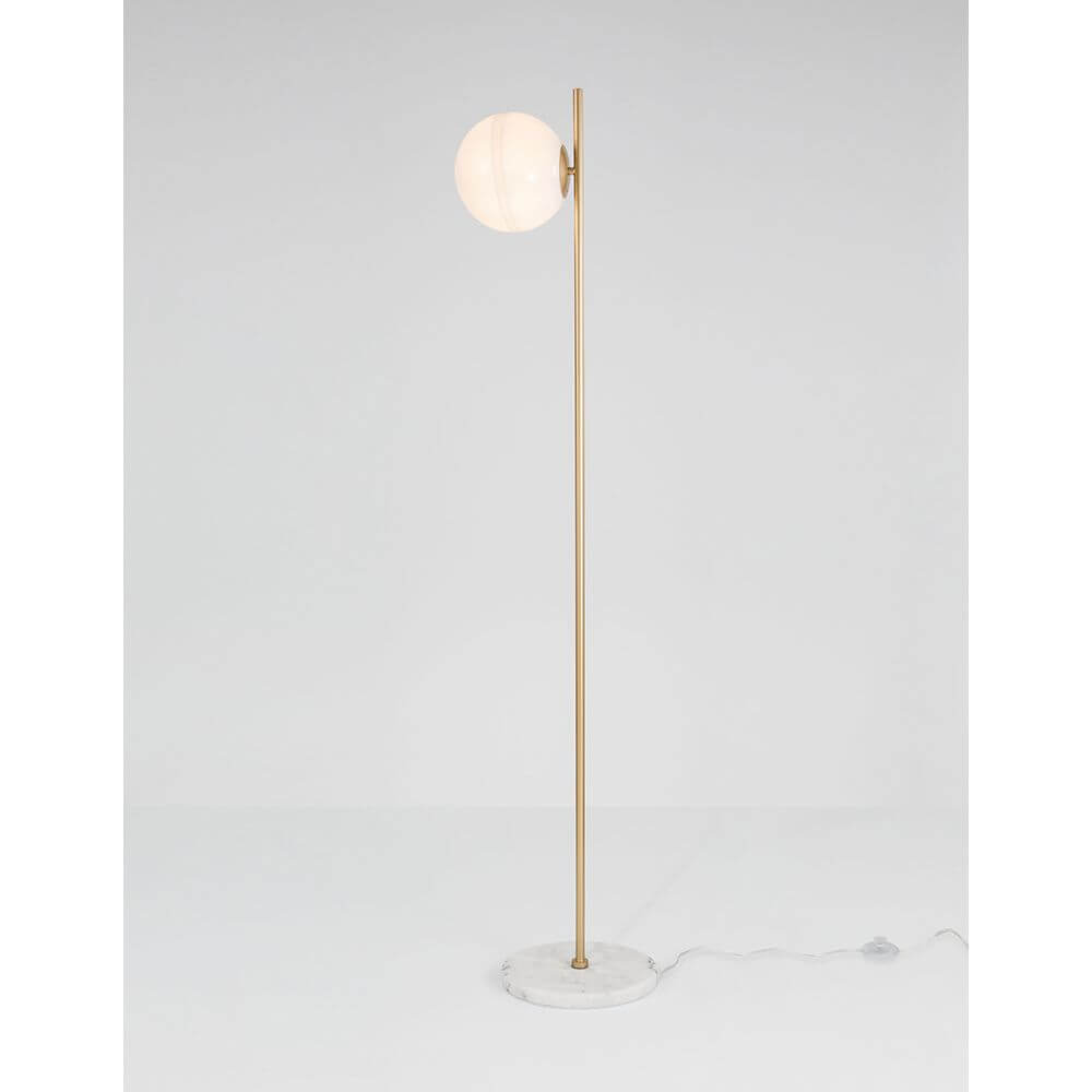 Cantona Stehlampe Marmor Messing, Gold auf weißem Hintergrund mit eleganter Glaskuppel und transparentem Kabel.