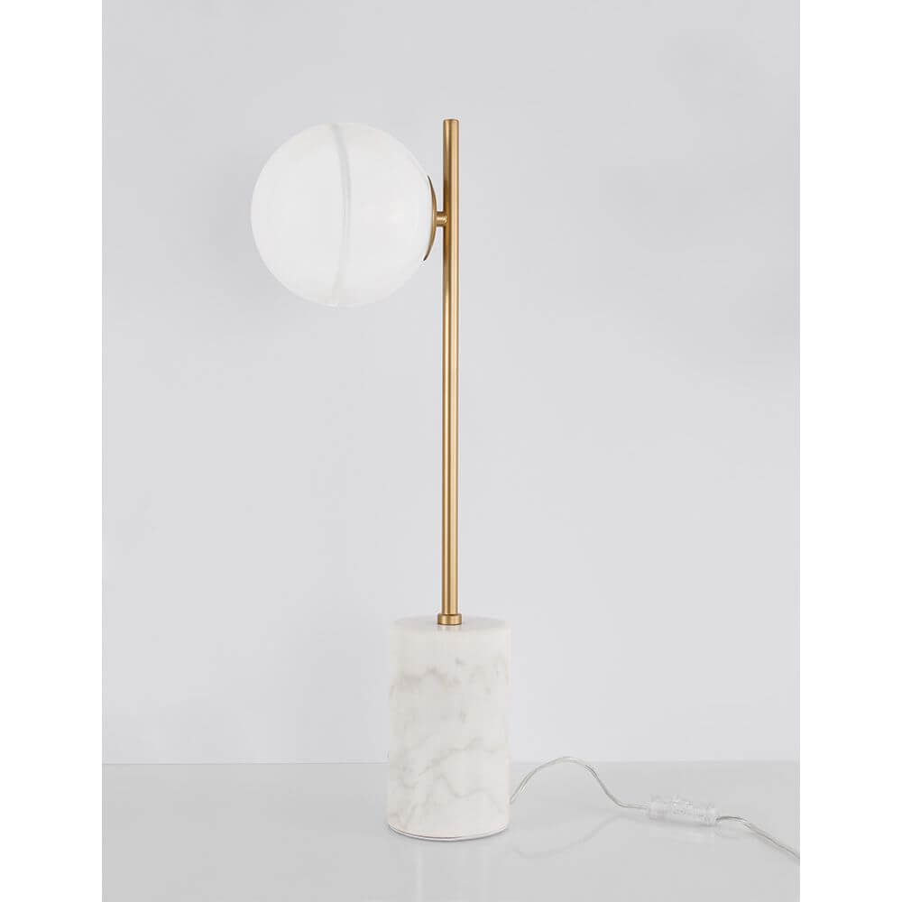 Cantona Marmor Tischlampe Messing, Weiß mit stilvollem marmorierten Sockel und elegantem Messinggestell.