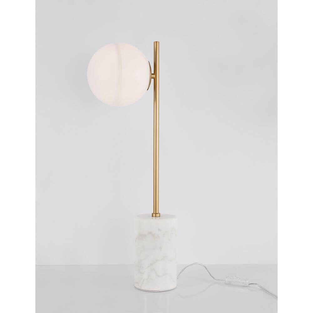 Cantona Marmor Tischlampe Messing, Weiß mit glänzender Messingstange und runder, weißer Glaskugel.