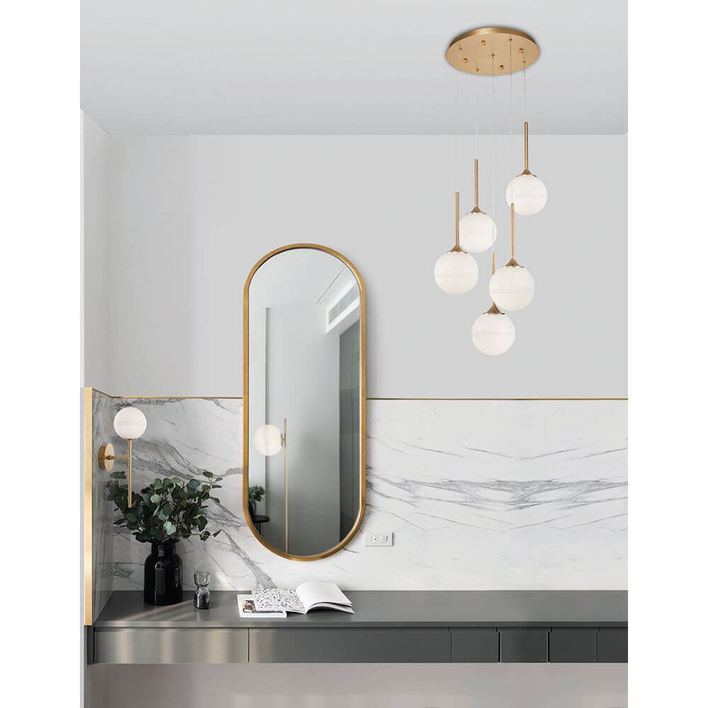 Cantona Glas-Wandlampe Messing, Weiß in modernem Raum mit Spiegel und stilvollen Elementen.