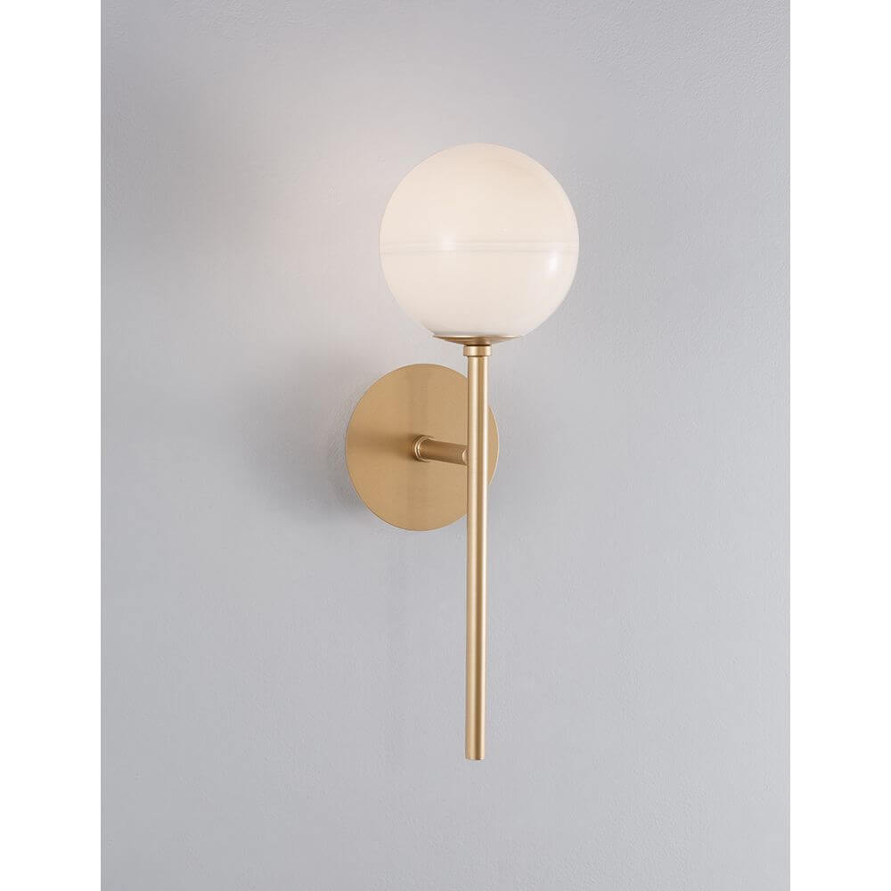 Cantona Glas-Wandlampe Messing, Weiß an einer Wand montiert, modernes Design mit eleganter Glaskuppel.