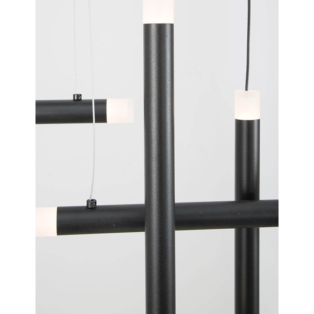 Cayo LED Hängelampe Schwarz – moderne Deckenleuchte mit schwarzen Aluminiumdetails und weißen Glasstücken.