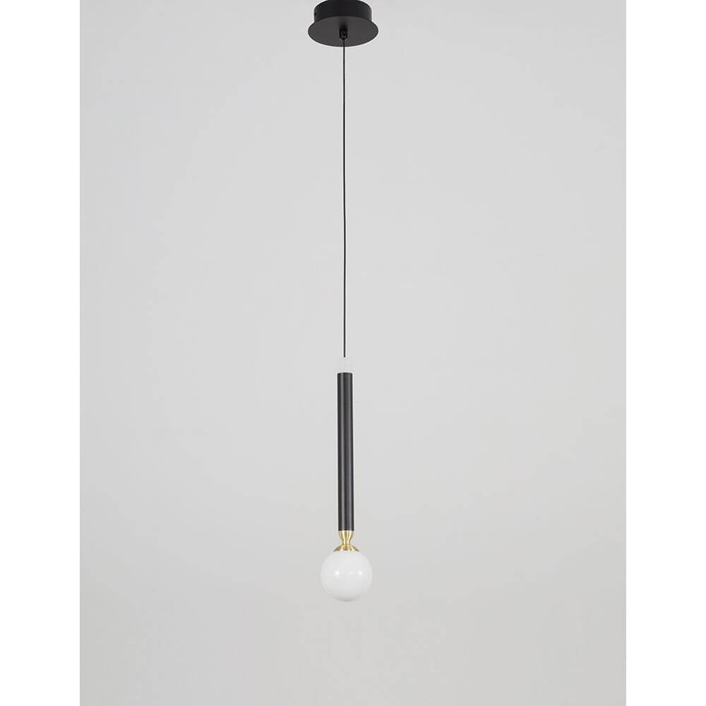 Nova Luce Cayo LED Pendellampe Metall Schwarz mit schwarzem Pendel und weißer Glaskugel.