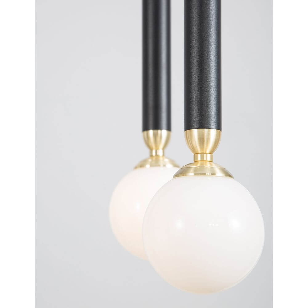 Cayo LED Pendelleuchte Schwarz mit opalisiertem Glas und dekorativen schwarzen und goldenen Akzenten.