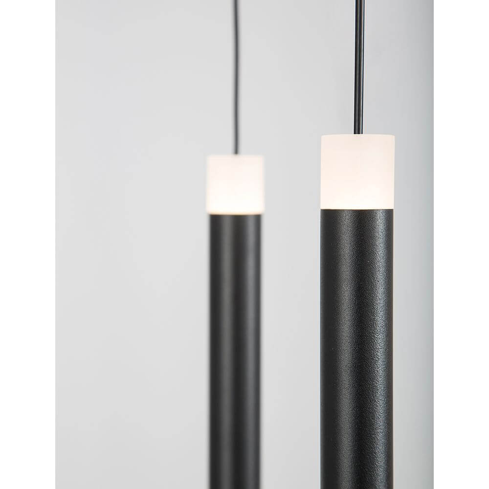 Cayo LED Pendelleuchte Schwarz in Schwarz mit opalisiertem Glas und schlankem Design.
