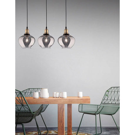 Cedro Pendellampe 3-flammig Bronze, Schwarz über einem modernen Esstisch mit Stapelstühlen.