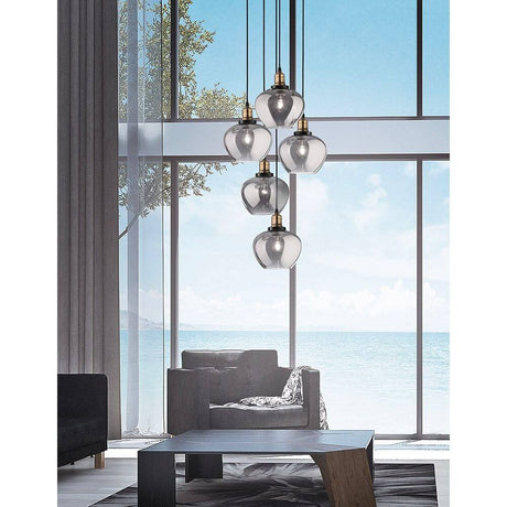 Cedro Glas-Pendelleuchte 5-flg. Bronze, Schwarz im eleganten Wohnzimmer mit großen Fenstern und Meerblick.