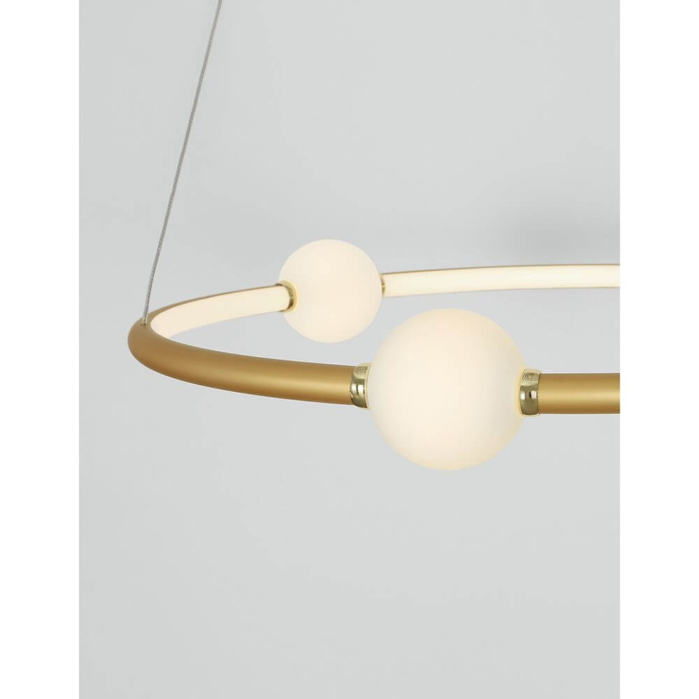 Celia LED Hängelampe Ø 64cm – goldener Aluminiumring mit opalen Glaskugeln, moderne Pendelleuchte ideal für Esszimmer und Wohnzimmer