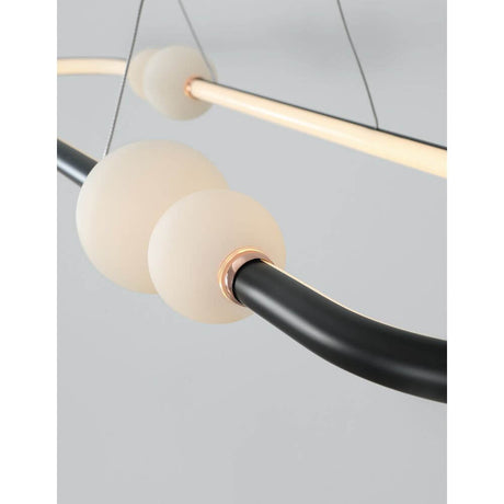 Vue détaillée de la suspension Celia LED 100 cm avec une structure noire et des globes en verre ronds.
