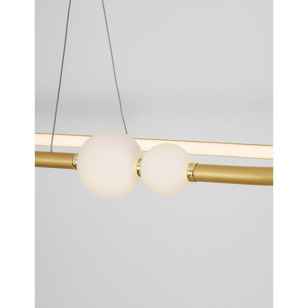 Celia LED Hängeleuchte 100cm mit goldenen Elementen und weißen Glaskugeln als modernes Lichtdesign.