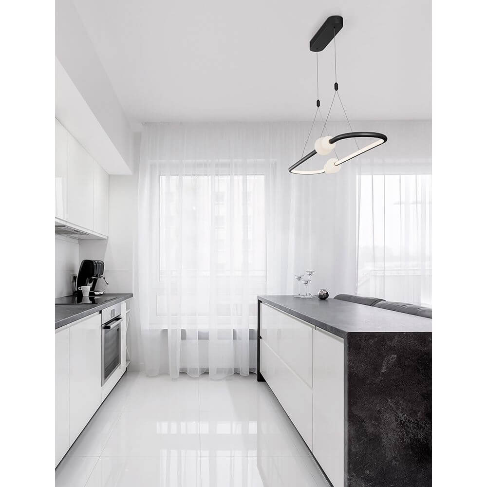 Celia LED Hängeleuchte 100cm in modernem Kücheninterieur mit weißen Wänden und schwarzer Arbeitsplatte.