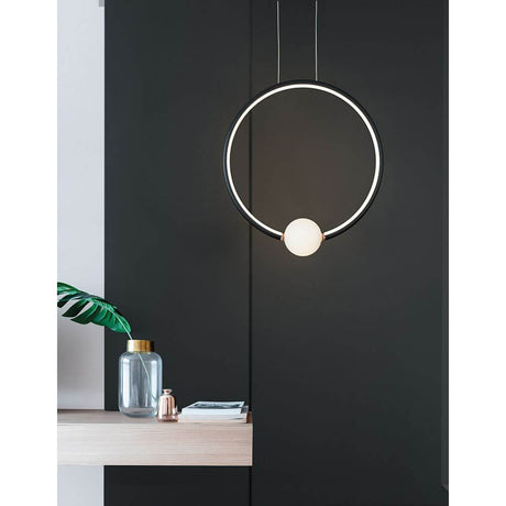 Celia LED Pendelleuchte Ø 43cm im modernen Raum, elegantes Design mit Aluminium und Glas, goldene Farbdetails.