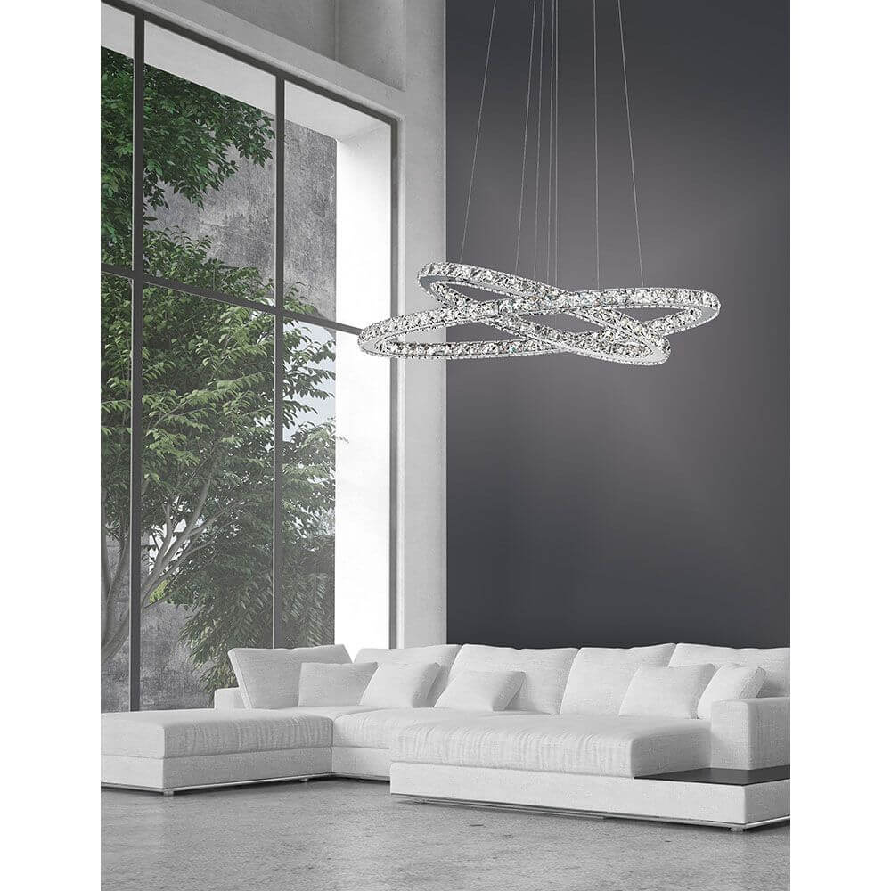 Celine LED Kristall-Hängeleuchte Glas Chrom über modernem Wohnzimmer mit großer Fensterfront