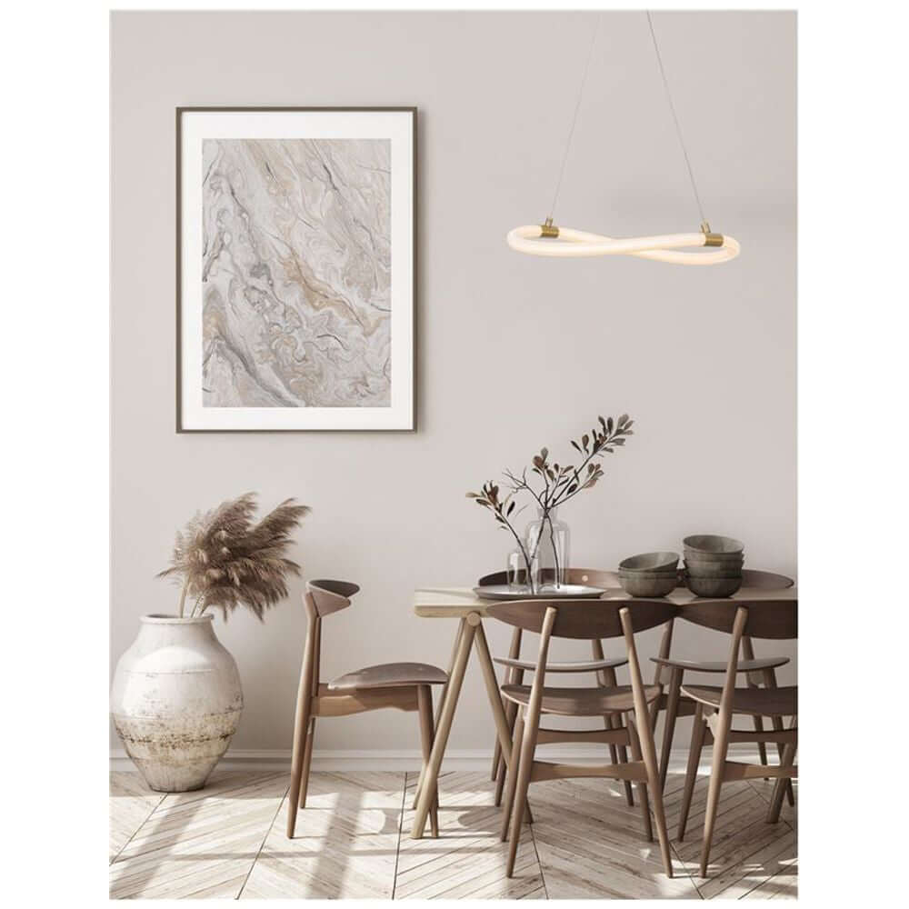 Cerelia LED Hängeleuchte Messing, Gold in modernem Esszimmer mit stilvollen Möbeln und Dekoration.