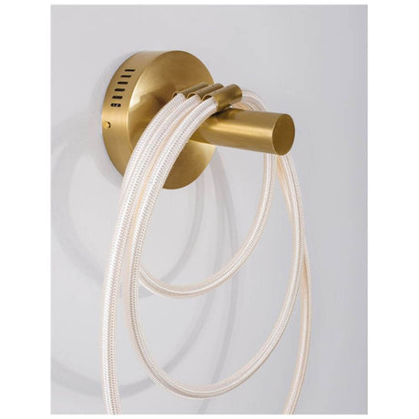 Cerelia LED Væglampe silikone med varmt skinnende messingguld og højkvalitets silikone.