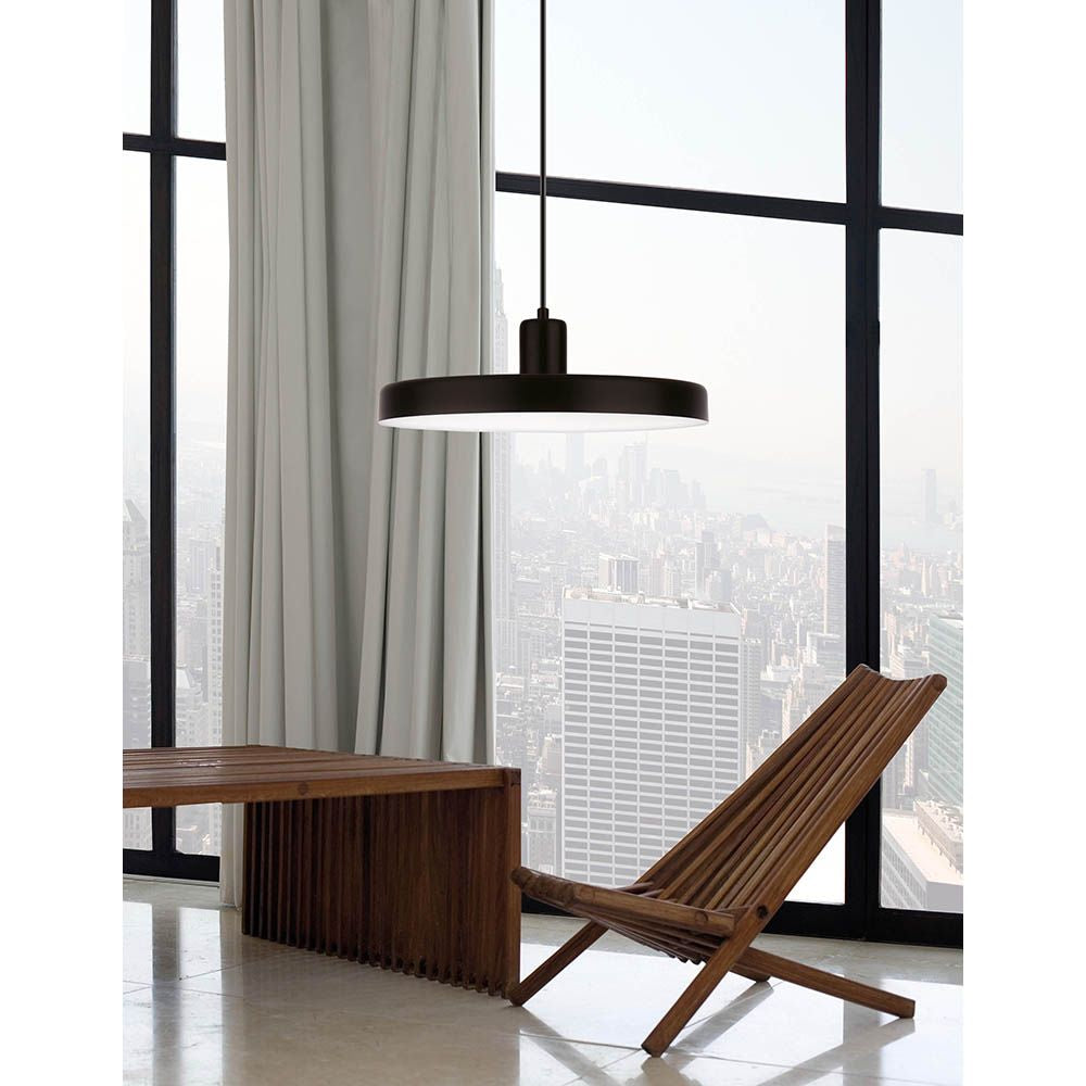 Hängelampe Nova Luce Chioto in Matt-Schwarz über einem modernen Holzstuhl und Tisch mit Stadtblick.
