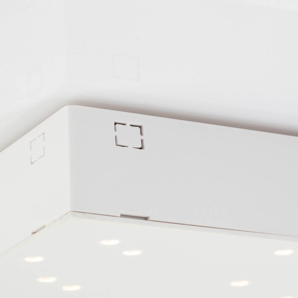 Detailaufnahme der Cielo LED-Sternenhimmel Deckenlampe in Weiß mit modernen Beleuchtungselementen.
