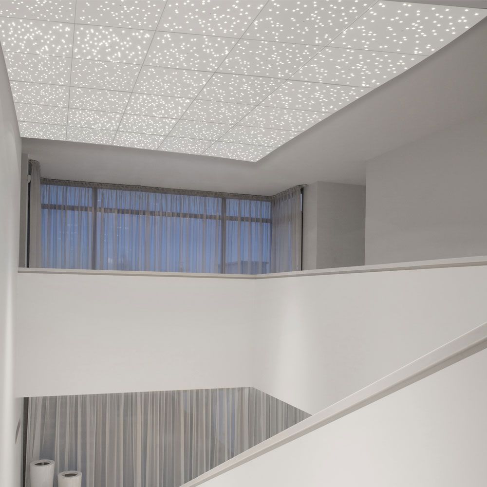 Cielo LED-Sternenhimmel Deckenlampe in modernem Raum mit eleganten Vorhängen und neutralen Farben.