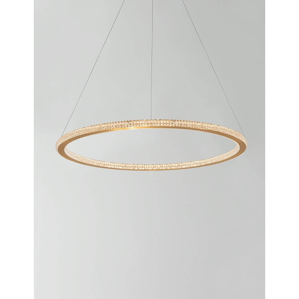 Cilion LED Hängelampe Ø 60cm Messing, Gold schwebend in einem modernen Raum.