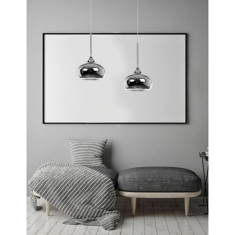 Cioto Pendelleuchte Ø 20cm Chrom über einem modernen Couchbereich mit neutralen Farben und stilvollem Design.