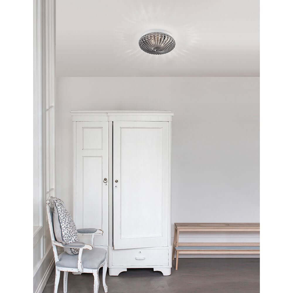 Clam Bad Deckenlampe Glas in einem eleganten Badezimmer mit weißen Möbeln.
