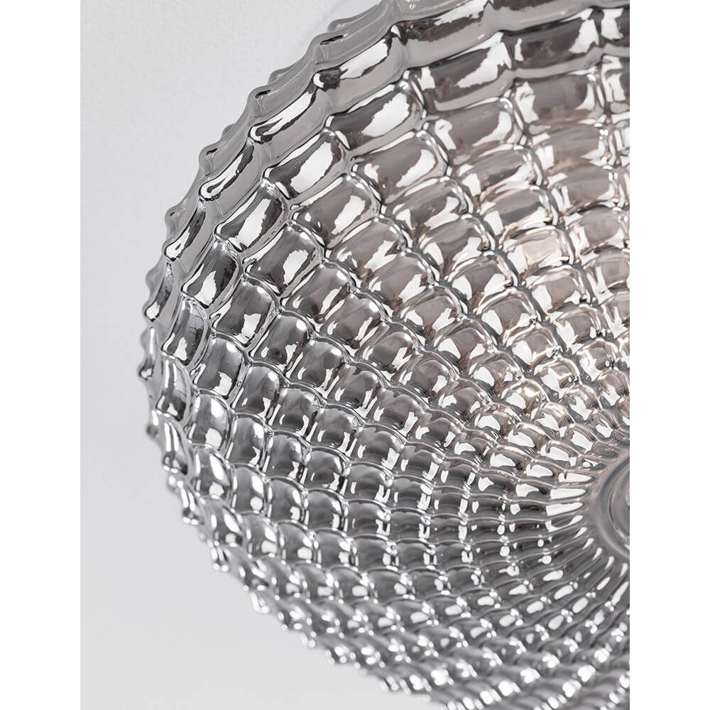 Detailansicht des Schirms der Clam Bad Deckenlampe Glas mit elegantem Muster.