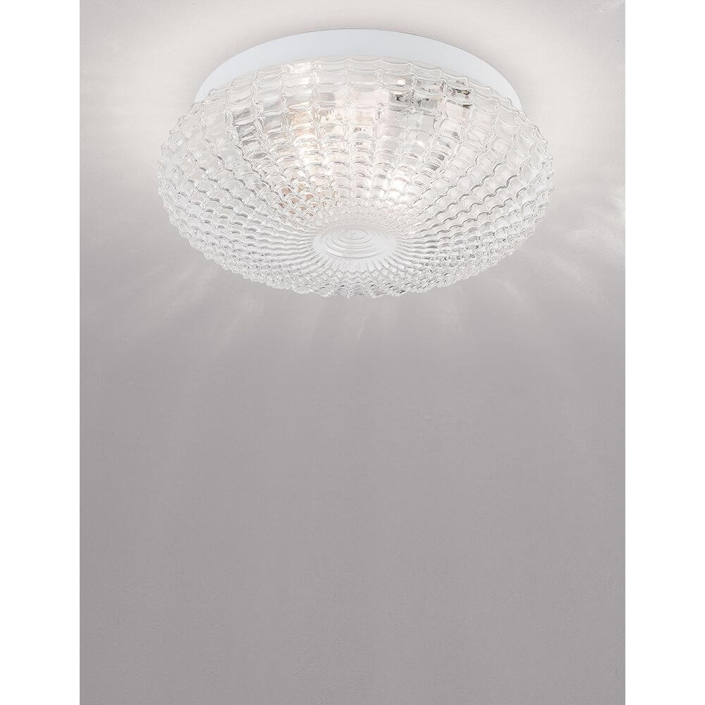 Clam Bad Deckenlampe Glas in elegantem Design mit gemustertem Glasschirm für Badezimmerumgebungen.