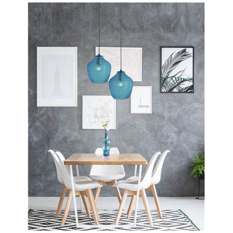 Moderne Claro Pendellampe Glas über einem Holztisch im stilvollen Essbereich.