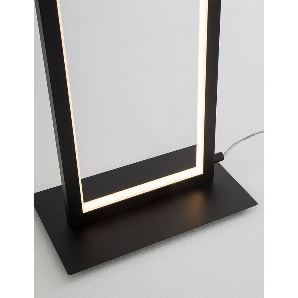 Cornice LED Stehleuchte 153cm Schwarz - Detailaufnahme der schwarzen Stehleuchte mit LED-Beleuchtung.